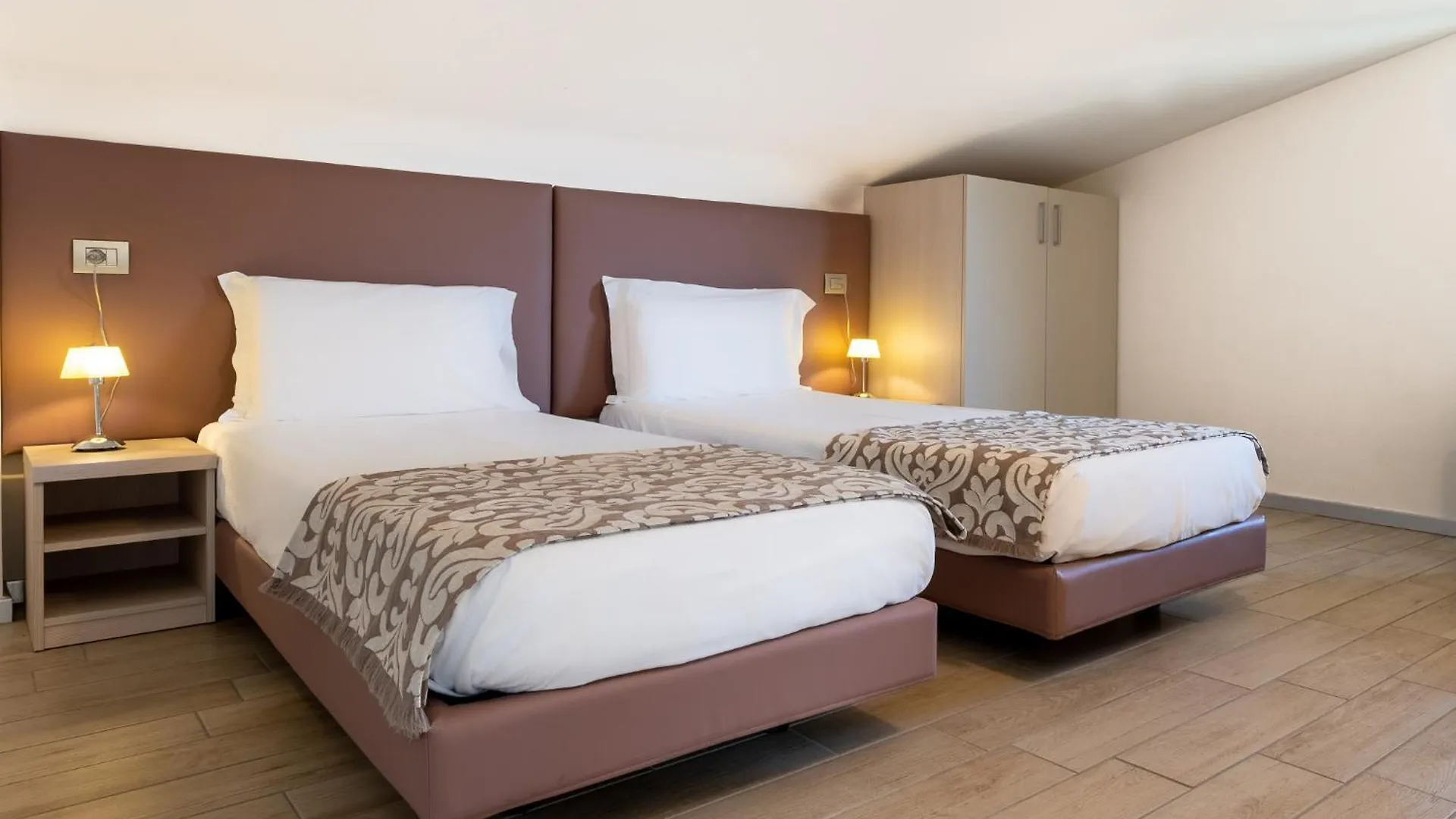 Aparthotel Bellagio Village- 4 Apartments By The Lake - Seasonal Warm Pool And Sauna Italy