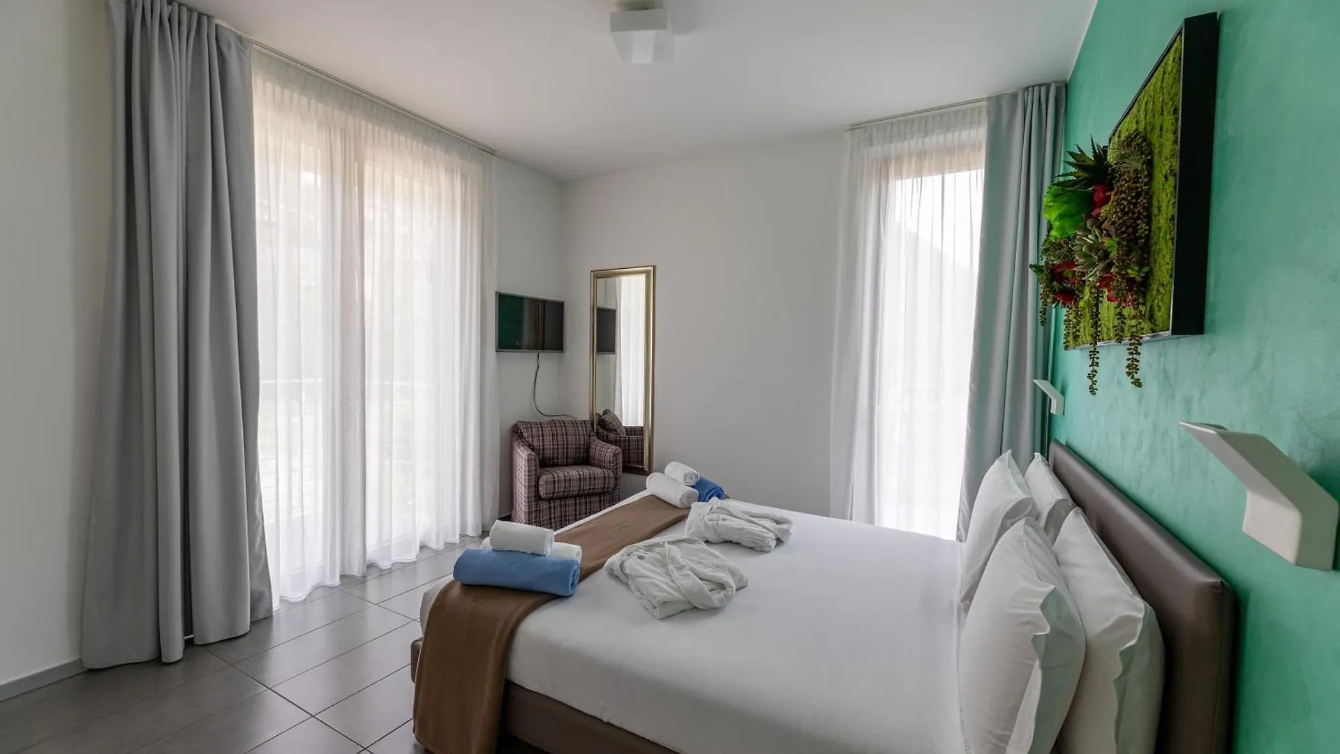 Bellagio Village- 4 Apartments By The Lake - Seasonal Warm Pool And Sauna