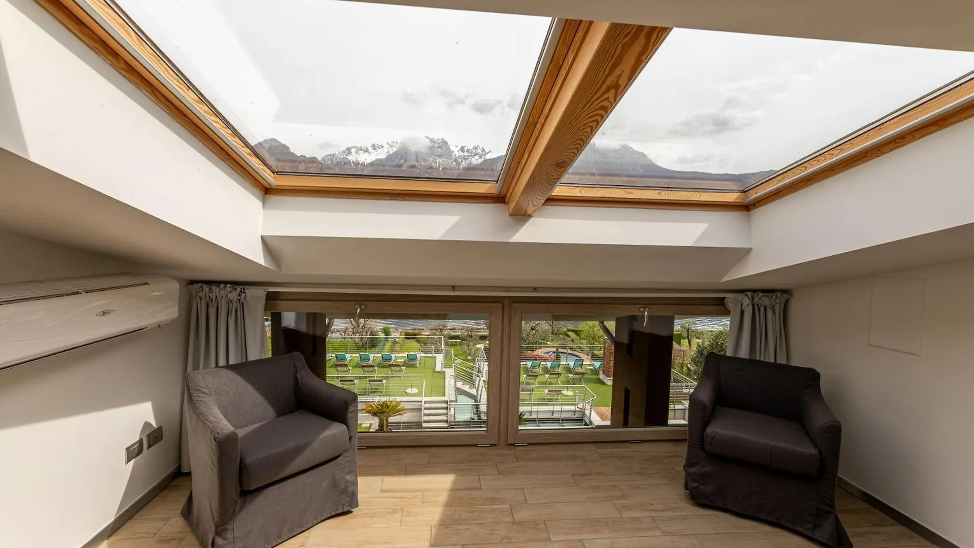Bellagio Village- 4 Apartments By The Lake - Seasonal Warm Pool And Sauna Aparthotel