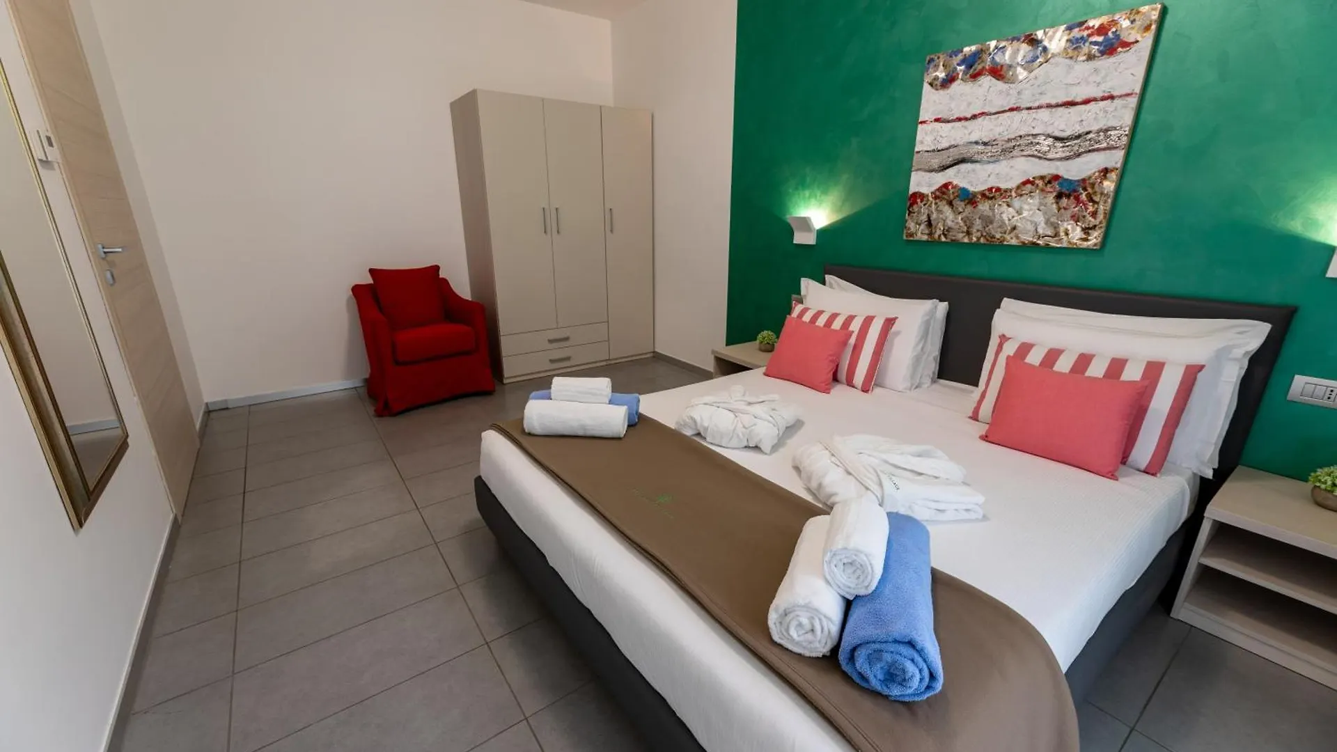 Bellagio Village- 4 Apartments By The Lake - Seasonal Warm Pool And Sauna